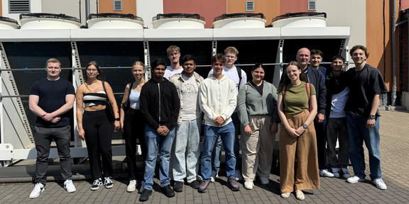 Gruppe von Studierenden und Mitarbeitende des DOKOM21 Rechenzentrums