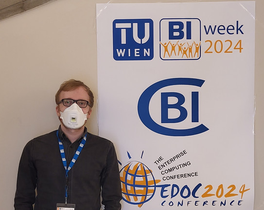 Björn Konopka vor Logo der CHI Konferenz