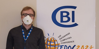 Björn Konopka vor Logo der CHI Konferenz