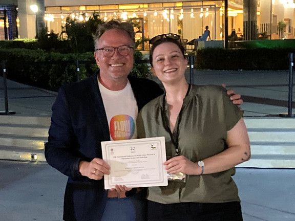 Jan vom Brocke übergibt den Best Student-Authored Paper Award an Pauline Speckmann