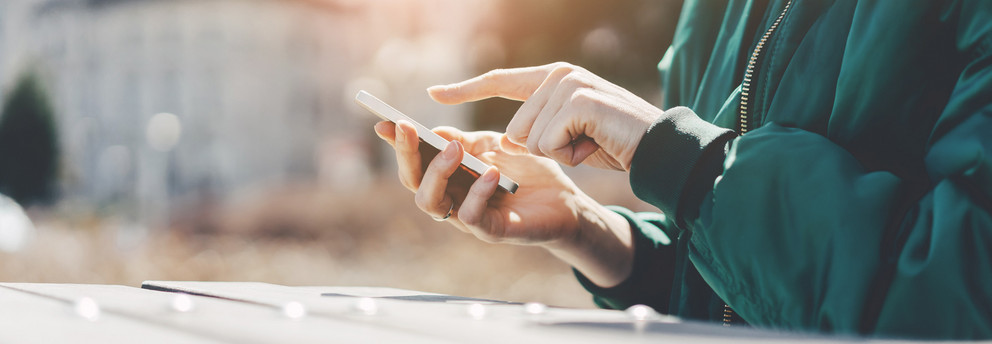 Person tippt etwas auf einem Smartphone ein